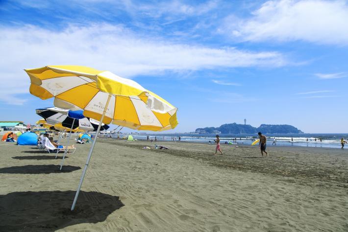 晴天の海水浴場と江の島