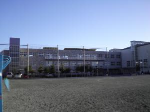 善行小学校外観